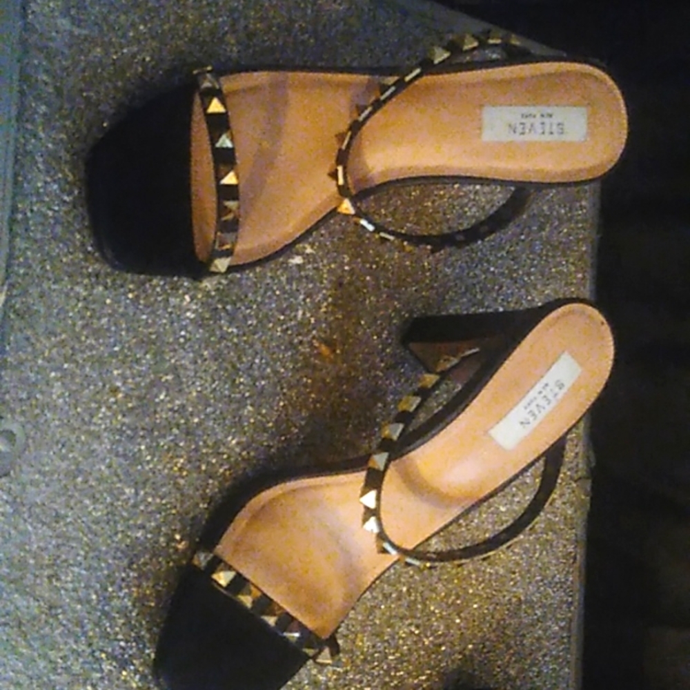 Brand new Steven by steve madden sandals, only bee
